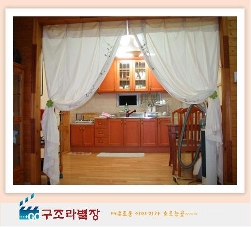 별장 실내의 주방과 식탁